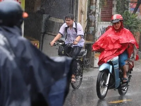 TPHCM mưa trái mùa trong ngày vía Thần Tài