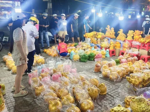 Heo đất bán chạy ngày vía Thần Tài, người dân 'nuôi heo' để sắm vàng