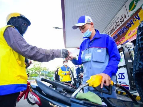 Giá xăng dầu tăng mạnh chiều nay, có loại lên gần 1.000 đồng mỗi lít