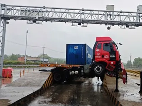 Xe container tông trạm thu phí trên cao tốc Bến Lức – Long Thành