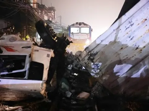 Vụ xe tải bị tàu hỏa tông biến dạng ở Hà Nội: Cục CSGT phát cảnh báo khẩn