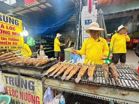 Nhộn nhịp mua bán tại “Phố cá lóc nướng” lớn nhất Tp.HCM dịp Vía Thần Tài