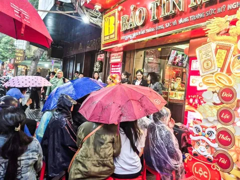 Đội mưa đi mua vàng ngày vía Thần Tài