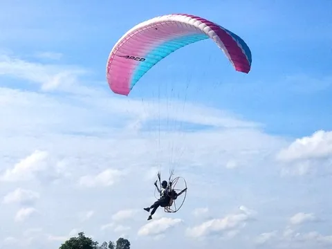 Bay dù lượn xả stress