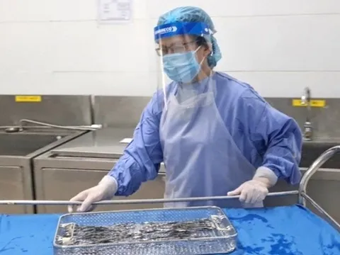 Những "lá chắn" thầm lặng phía sau ánh đèn phòng mổ