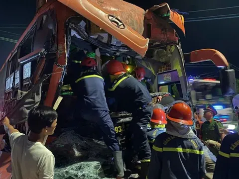 Giải cứu tài xế xe khách mắc kẹt trong cabin sau khi tông đuôi xe đầu kéo