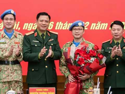 Trao quyết định của Chủ tịch nước cho sĩ quan đi thực hiện nhiệm vụ gìn giữ hòa bình Liên hợp quốc