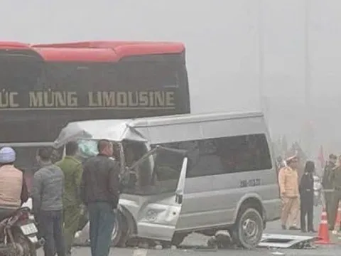 Xe khách va chạm xe 16 chỗ, 1 người chết, nhiều người bị thương