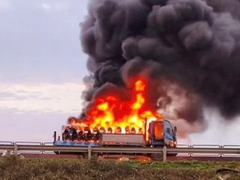 Ô tô tải chở nhiều xe máy bốc cháy dữ dội trên cao tốc qua Thanh Hóa
