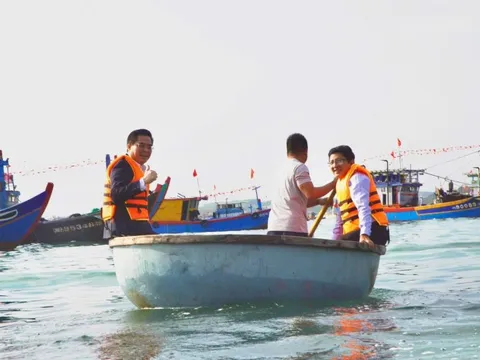 Chủ tịch UBND tỉnh Quảng Ngãi đi thúng ra biển chúc Tết, ngư dân phấn khởi