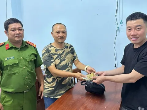 Công an hỗ trợ nam thanh niên tìm lại lắc, dây chuyền, nhẫn vàng đánh rơi