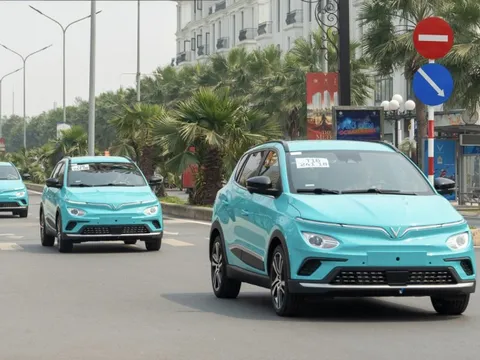 Toàn bộ taxi chạy xăng, dầu ở Hà Nội phải chuyển sang sử dụng điện, năng lượng xanh vào 2030