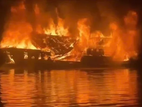 Cháy tàu du lịch chở 41 khách và thuyền viên trên vịnh Hạ Long