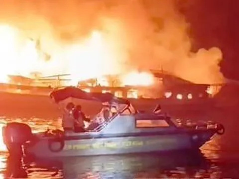 Cháy tàu du lịch chở 30 khách và 11 thuyền viên trên Vịnh Hạ Long