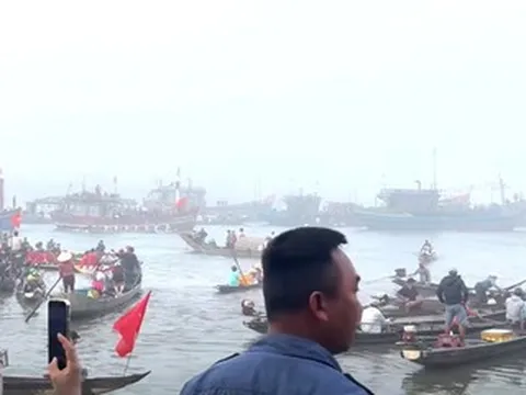 Lật thuyền khi xem đua ghe ở TP Huế, 2 mẹ con tử vong