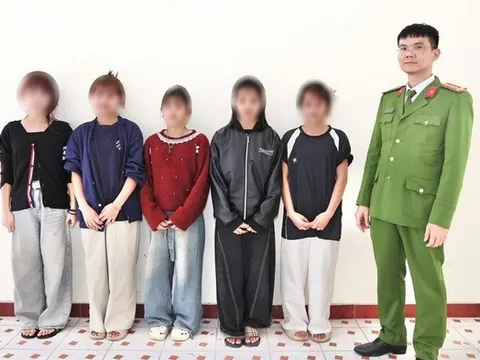 Nghe lời người lạ trên mạng, 5 nữ sinh bỏ học đi làm thuê