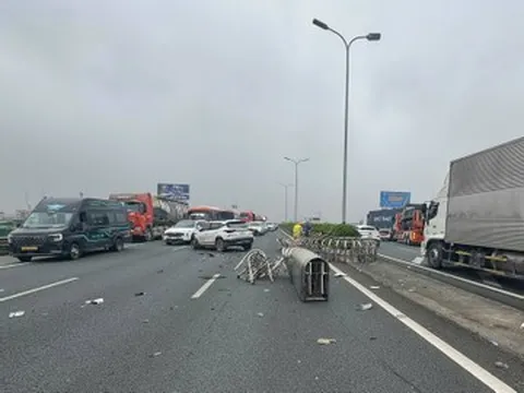 4 ô tô va chạm liên hoàn trên cao tốc Pháp Vân - Cầu Giẽ, ùn tắc hai chiều