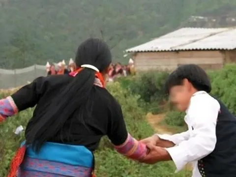 Hai nữ sinh lớp 8 bị “bắt" về làm vợ trong đêm