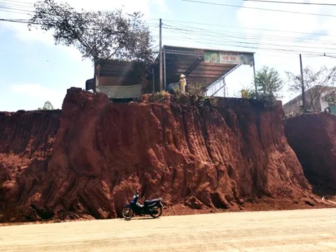 Hạ cốt nền làm đường, nhà mặt tiền bỗng cheo leo bên mép vực