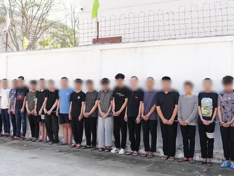 Bắt 18 "quái xế" mang hung khí náo loạn đường phố Nghệ An