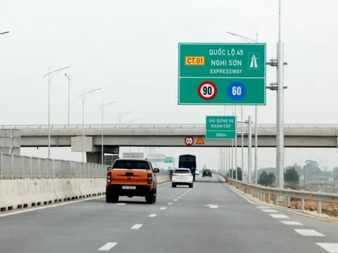 Bộ trưởng Bộ Xây dựng chỉ đạo thu phí 5 đoạn cao tốc Bắc - Nam từ ngày 2-3