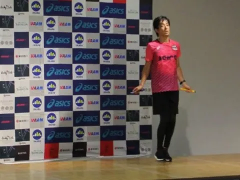 Người đàn ông đã làm gì suốt 24 giờ để lập kỷ lục Guinness gây choáng?