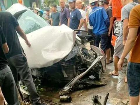 Xe bồn húc nát ô tô con ở Ninh Bình, người ngồi bên đường tử vong