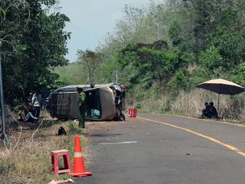 Đồng Nai: Xe 7 chỗ mất lái lật ngang, hai bà cháu đi trên xe tử nạn