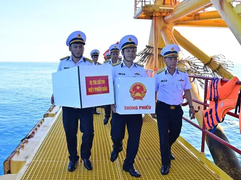 Mang phiếu bầu đến với cử tri nơi đầu sóng ngọn gió