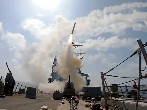 'Nóng' chiến sự Iran: Cổ phiếu dầu khí, cảng biển thành tâm điểm, nhóm nào chịu áp lực?