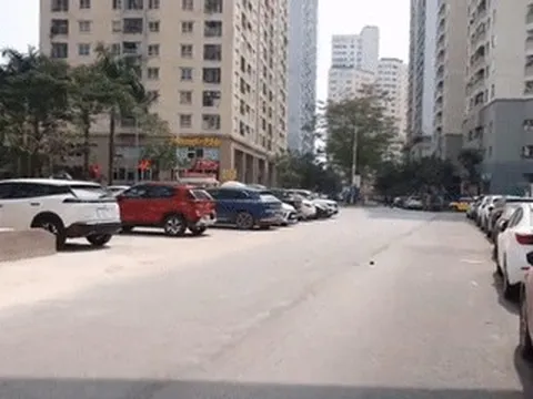 La liệt ô tô đỗ lấn chiếm lòng đường ở KĐT Văn Khê, chủ tịch phường nói gì?