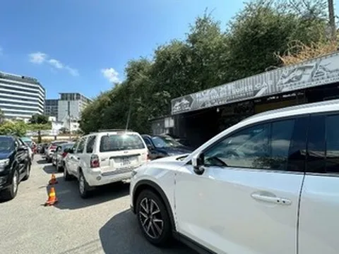 Ngày đầu cấp đăng kiểm điện tử ở TPHCM: Hệ thống 'nghẽn', ô tô xếp hàng dài chờ đợi