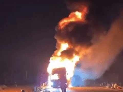 Ô tô khách chở 44 người nổ lốp trước, bốc cháy