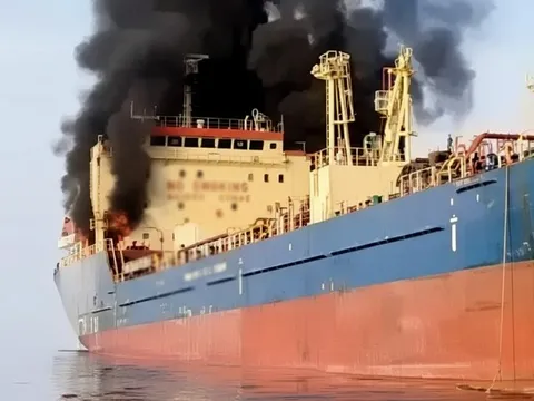 Giá dầu thế giới tăng sốc, hàng trăm tàu kẹt ngoài cửa eo biển Hormuz