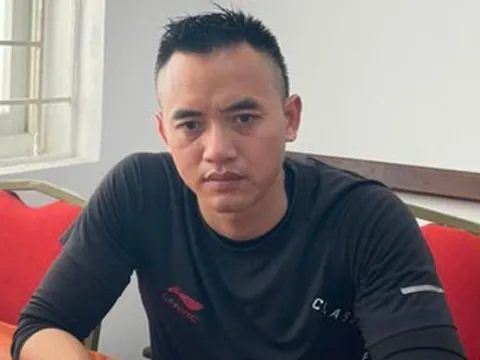 Tạm giữ tài xế ô tô bán tải chèn xe máy làm 3 người ngã xuống đường ở Hà Nội