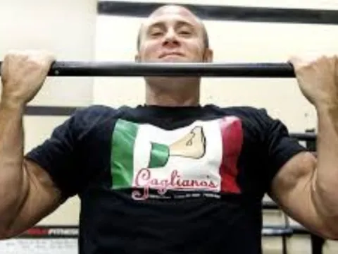 Người đàn ông treo mình suốt 24 giờ, lập kỷ lục gây kinh ngạc