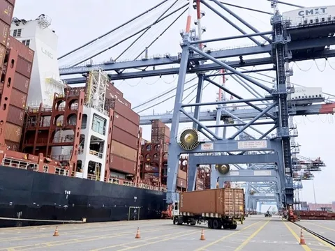 Trung Đông căng thẳng, đường vận chuyển qua Biển Đỏ 'mong manh', thêm phụ phí chiến tranh