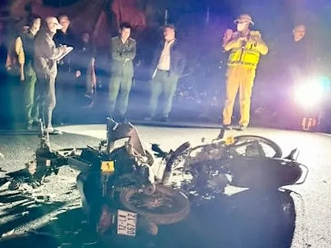 2 mô tô tông nhau trong đêm, 4 người chết