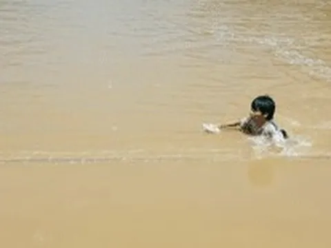 Cầu treo chậm tiến độ, người dân liều mình qua sông bằng bè tự chế