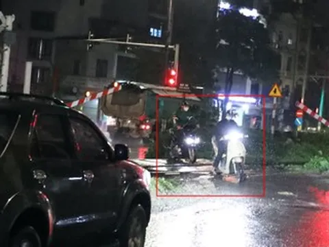Cố vượt gác chắn đường sắt trong đêm, nhiều tài xế ở Hà Nội bị ghi hình xử phạt