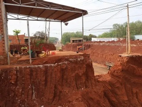 Đề xuất tạm dừng thi công đoạn đường có 8 ngôi nhà chênh vênh trên vách đất