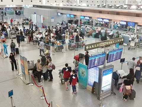 Nhiều khách Việt thấp thỏm chờ bay