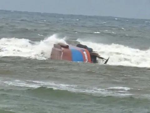 Tàu cá bị sóng đánh chìm ở cửa biển Nhật Lệ, 1 người tử vong