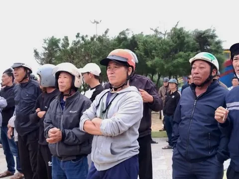 Tàu chìm ở cửa biển Nhật Lệ, 7 thuyền viên đều mặc áo phao bơi vào nhưng một người chết