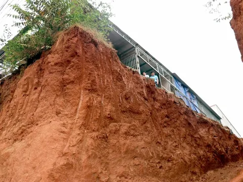 Vụ hạ cốt nền khiến nhà dân cheo leo ở Đồng Nai: Chưa bàn giao mặt bằng, sao được múc đất thi công?