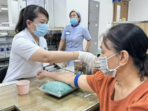 Mãn kinh không chỉ là 'chịu đựng' mà cần có kiến thức để mạnh khỏe