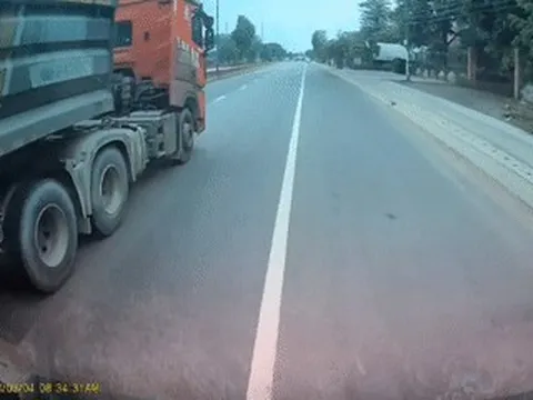 Clip tài xế xe ben che biển số, chèn ép ô tô trên quốc lộ