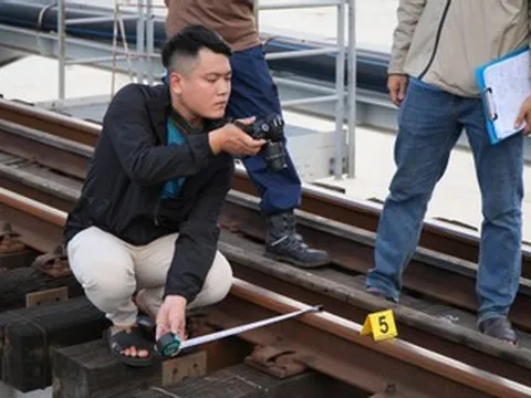 Đang khám nghiệm hiện trường sà lan tông cầu Ghềnh ở Đồng Nai