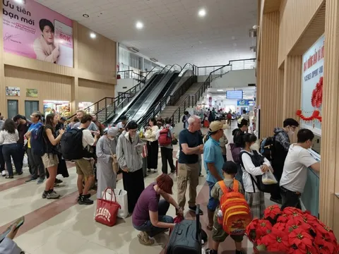 Hàng trăm khách kẹt ở ga Sài Gòn vì sự cố cầu Ghềnh