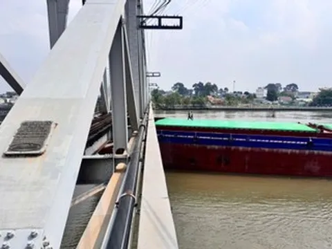 Sà lan tông cầu Ghềnh, nhiều người đi xe máy ngã trên cầu